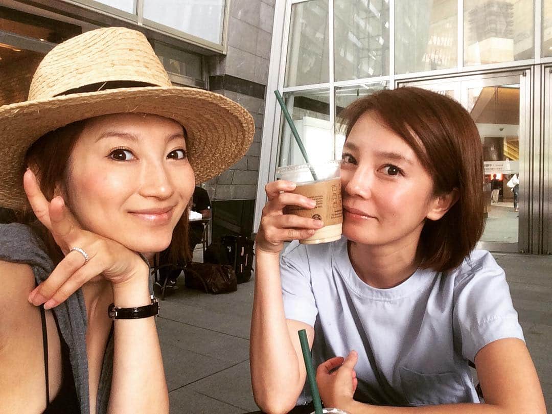 加織のインスタグラム：「何年ぶりでしょう、ちなーー💋💋💋昔はよく一緒に飲んでたのに、今じゃ2人とも母w久々すぎて話が尽きず、3時間があっとゆーま！また近々😘」