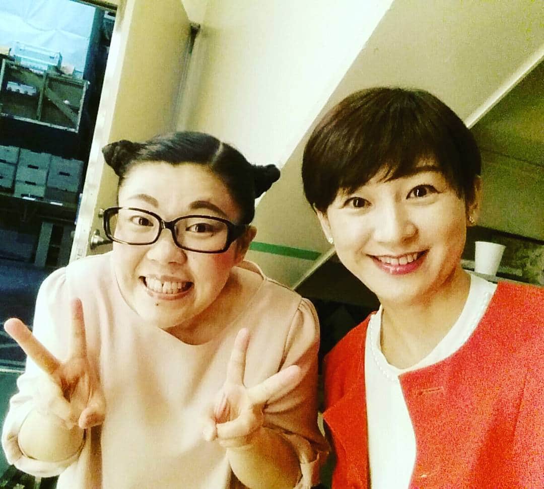 岡田直子のインスタグラム：「先週のNGK出番の時に靖子姉さんと撮った写真ε٩(๑>ω<)۶з  靖子姉さんの美魔女化が止まらない(笑)！！！！ でもなんやかんやでたぶん今年もクリスマスは一緒にすごすんやろな…… #高橋靖子 姉さん #吉本新喜劇 #美魔女 #この人来年50歳やで #こんな事ってあるんやね #私の頭って蟻の頭みたいやな #これがリアルテラフォーマーズ」
