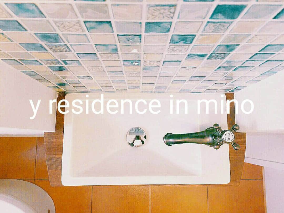 TO ONEのインスタグラム：「【y residence in mino】 casual line --------------------------------------- #TO_ONE_innovation #TOONEinnvation #トゥーワンイノベーション #リノベーション #デザインリフォーム #インテリア #建築 #住宅 #デザイン #アート #家 #マイホーム #シンプルインテリア #ミニマルデザイン #カジュアルライン #箕面市 #戸建 #トイレ #モザイクタイル」