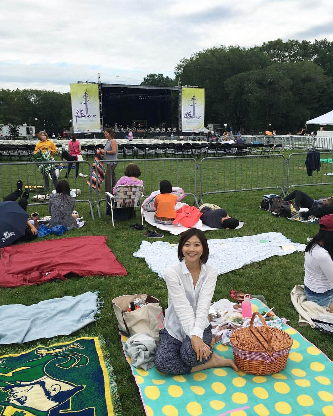 久保田智子のインスタグラム：「NewYork philharmonic concert in the Central Park! ニューヨークフィルの演奏を無料で。ピクニックしながら開始を待ちます。#Beethoven #newyorkphilharmonic #newyork #centralpark #concertinthepark #ニューヨークフィル #セントラルパーク #野外コンサート #nypparks #eroica」