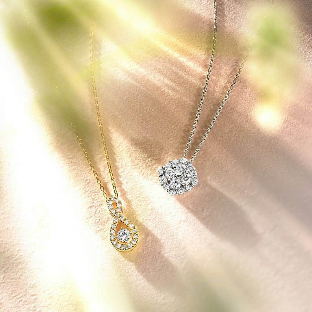 ヴァンドーム青山さんのインスタグラム写真 - (ヴァンドーム青山Instagram)「2016年イヤーモデルのネックレス。どちらも8月31日までの期間限定プライスになりますので是非お早めにお試しください。毎日のスタイリングに品のある華やかさを演出してくれます。  #2016イヤーモデル  #スペシャルプライス  #platinum #gold #diamond #jewelry #necklace #ネックレス #ヴァンドーム青山 #vendomeaoyama」6月17日 8時11分 - vendomeaoyama_official