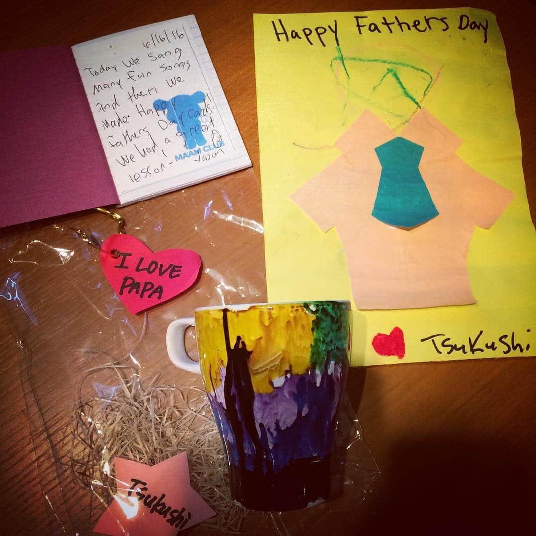 加織のインスタグラム：「今日からschoolに行きだした娘さん👶🏻寂しいのたくさんガマンしたね…がんばったね。  送りとお迎えでママが泣き、今日はたまたま父の日プレゼントを作る日だったようで、産まれて初めてのプレゼントにパパが泣く❤️ 父と母、感無量。。」