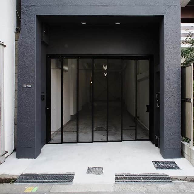 1RENOVATIONさんのインスタグラム写真 - (1RENOVATIONInstagram)「車の出入り可能寸法と防犯を確保。 古くて安いオフィスビルを住宅へコンバージョン。  #リノベーション  #コンバージョン  #ビルリノベーション  #ローコストリノベーション  #不動産コンサルティング  #9  #1RENOVATION  #ワンリノベーション」6月17日 17時02分 - 1renovation_official