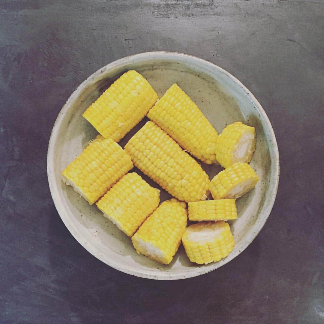 浜島直子さんのインスタグラム写真 - (浜島直子Instagram)「とうもろこし、どの大きさなら食べるのか毎回わからないので、いつもいろいろな大きさにしてドーンと出し、息子に好きなのを選ばせています。  #まるで占い #ドキドキ #なのに #今日はどれも食べなかった👹 #食えや👹」6月17日 10時31分 - hamaji_0912