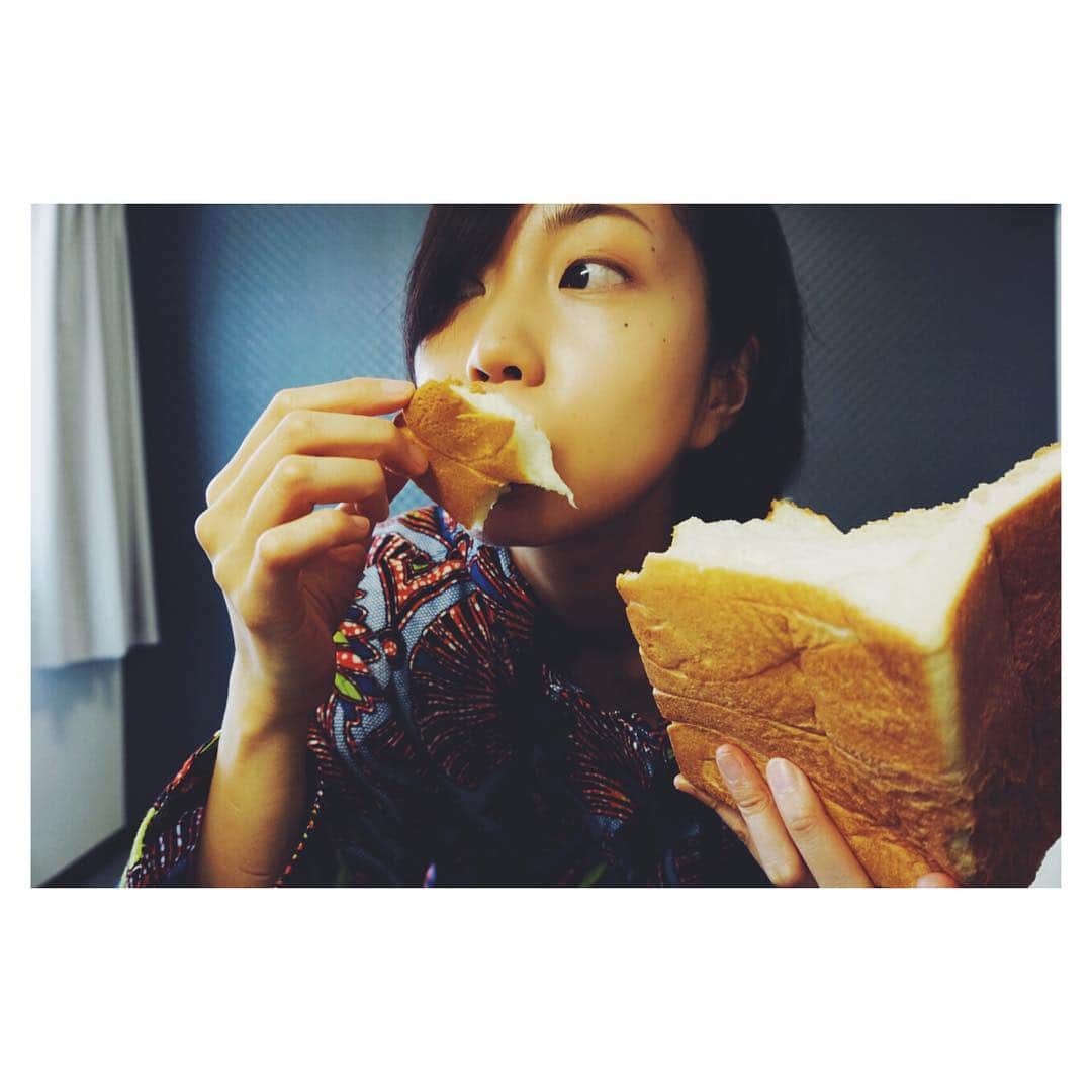 木南晴夏さんのインスタグラム写真 - (木南晴夏Instagram)「#食パン は 一斤まるまる ちぎって食べるのが好き  あなたはどう食べる？  #パンの食べ方 #キナミトパン #おとなの週末」6月17日 12時11分 - kinamitopan