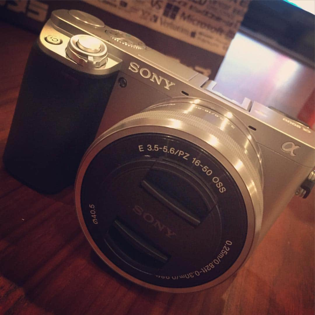 潮田玲子さんのインスタグラム写真 - (潮田玲子Instagram)「おnewのデジカメ買っちった*\(^o^)/* #sonya6000  #wifiで携帯にとばせるやつ #欲しかったの #息子をガンガン撮る用 #動きに強いらしい #高速ハイハイに負けないシャッタースピード笑 #使いこなせるかな」6月17日 21時32分 - reikoshiota_official