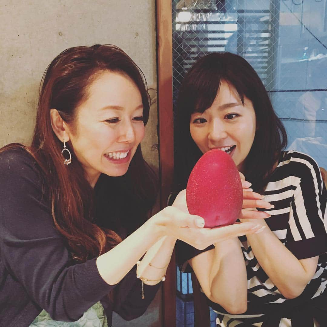 宮崎宣子さんのインスタグラム写真 - (宮崎宣子Instagram)「皆さん！ 今日はスペシャルウィーク💕 文化放送を無料アプリ radikoをダウンロードして13時からの ヒゲとノブコのWEEKEND JUKEBOXを聞いてきださーい💖 芥川賞作家の平野さんもいらっしゃいます😍 特殊はポールマッカートニー💛 オリジナルグッズも届いています✨ そして、皆さんに２万が当たるチャンスがあります❤️ 是非聞いて下さい😅  昨日は、テレ朝同期のアナウンサー  松尾ちゃんと中原さんのお店へ💛 宮崎から 太陽のタマゴ届いてました❤️ #ヒゲノブ #文化放送 #ヒゲとノブコのweekend#松尾由美子#宮崎宣子#太陽のタマゴ」6月18日 11時29分 - miyazaki_nobuko