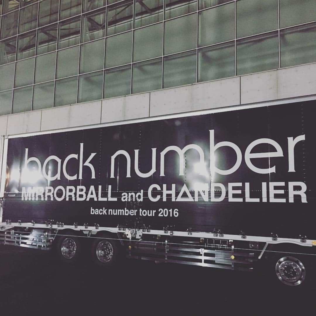 M-ON! MUSIC｜エムオンミュージックさんのインスタグラム写真 - (M-ON! MUSIC｜エムオンミュージックInstagram)「back number@幕張メッセ バンド史上最大キャパでのワンマンライブは、外の暑さに全然負けない熱気が印象的！ 序盤にも関わらず、依与吏さん(vo)は「みんなにパワー吸い取られてるのかな。疲れた〜（笑）」という場面も（笑）。最高のステージを見れて私も幸せ♪［べ］ #back_number #live #tour #monmusic #幕張メッセ #mirrorball_and_chandelier #清水依与吏 #小島和也 #栗原寿」6月18日 20時47分 - m_on_music
