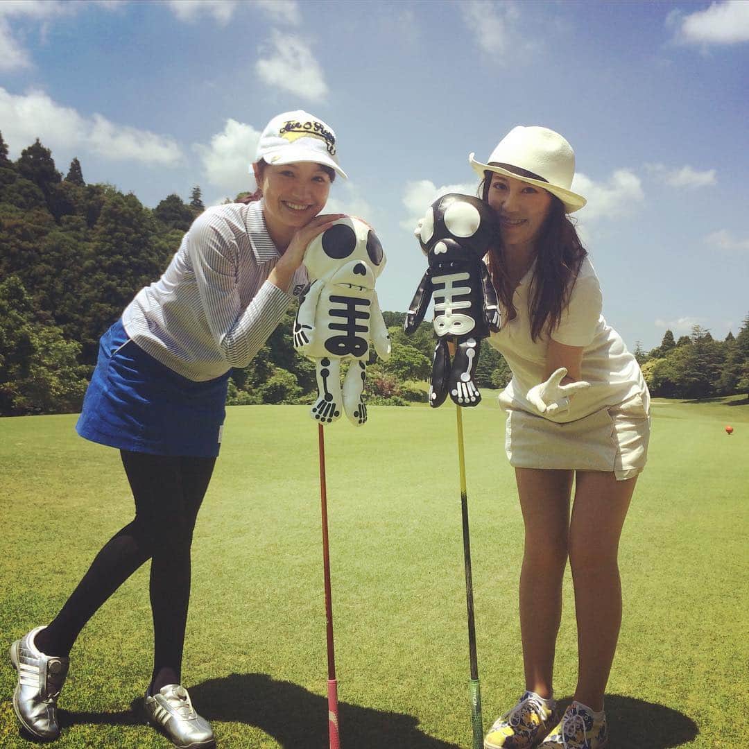 三枝こころさんのインスタグラム写真 - (三枝こころInstagram)「愛ちゃんと色違いのドクロ（笑） いつもラウンドは一緒なんだけど、組み合わせが違ったりでラウンドするのは久々♡♡♡ 愛ちゃんのショートゲームは本当勉強になります＼(^o^)／ ショット曲がっても、寄せでカバー出来るゴルファーになりたい。 梅雨とは思えない天気ですね〜♬ そろそろゴルフバッグやヘッドカバーをリニューアルしよっかな（≧∇≦） #ゴルフ女子  #ゴルフ #golf #二木ドクロ #ヘッドカバー #梅雨とは思えない暑さ #ショートゲーム」6月18日 18時10分 - kokoro_golf