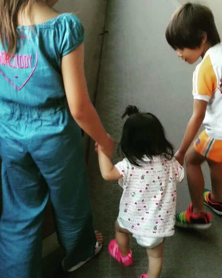 MARIKOのインスタグラム：「お兄ちゃんとお姉ちゃんに挟まれて歩く練習❤オムツ姿がまたおかわ👯#ファーストシューズ #兄弟 #３兄弟 #newshoes #仲良し」