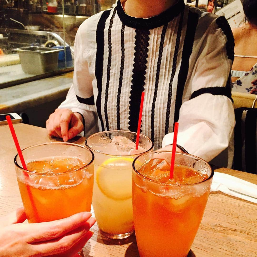 樫木裕実のインスタグラム：「ハッピーバースデー赤江ちゃん💕まずは乾杯🍹そして今日の赤江ちゃんファッション✨ #スタジオC#お食事情報#お誕生日会 #楽しーい #樫木裕実#ふわふわブラウス#いつもありがとう💕」