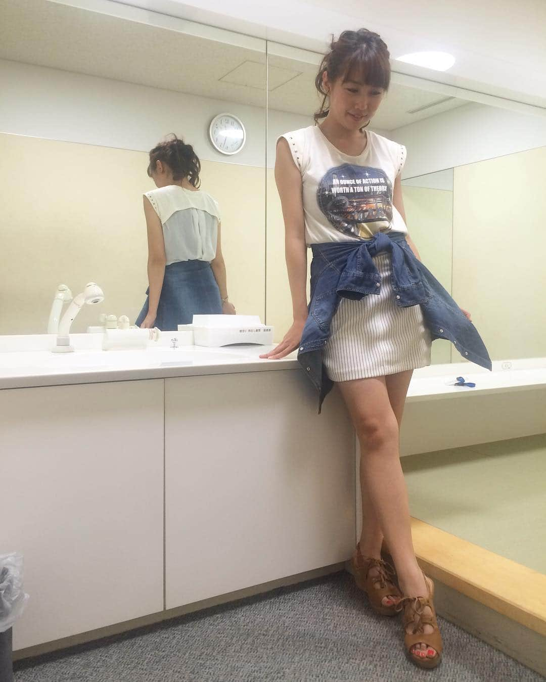 高橋沙織さんのインスタグラム写真 - (高橋沙織Instagram)「今日はabemawaveでした！ #今日のコーデ #おしゃれ芸人への道 #アルミカン高橋 #撮影は #アルミカン赤阪 #tシャツ #ehyphenworldgallery #スカート #snidel #デニムシャツ #ユニクロ #おニューの靴 #2000円  #テレ朝楽屋 #横並び有名人ばっかでテンション上がる」7月15日 0時38分 - arumikan_saorin