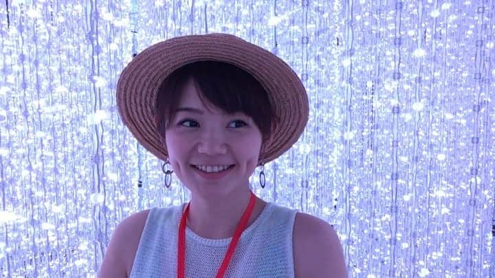 Ayanoのインスタグラム：「本日7月16日(土)からお台場で公開のデジタルアート作品展『DMM.プラネッツ Art by teamLab』のシークレットプレビューにご招待いただき、先日一足お先に体験してきました😁 . この「Crystal Universe」は、デートで連れてこられたら確実に恋に落ちちゃうほど、美しくて涼しくてロマンティックな空間でした❤️😍❤️ 今度は誰かとふたりっきりで行きたいなぁ(*˘ω˘人)💕 . #みんなの夢大陸 #DMMPlanets #teamLab #CrystalUniverse」