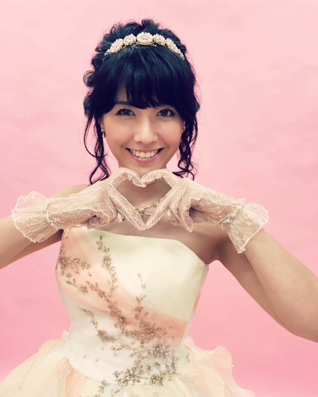 望月海羽さんのインスタグラム写真 - (望月海羽Instagram)「ブライダル撮影  #ハート♡ #wedding #bridal #dress #instagood #model #rainbow #pink #actress  #followme #hair #hairstyle #tiara #love #like4like #l4l #shooting #cosplayer #花嫁 #望月海羽」7月15日 17時43分 - mikasawada1112
