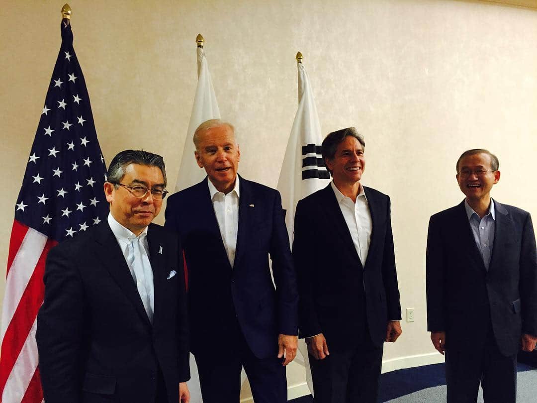キャロライン・ケネディのインスタグラム：「Look who joined us in Hawaii at the US-JPN-ROK trilat! ハワイでの米日韓次官級協議に登場したのは・・・。」