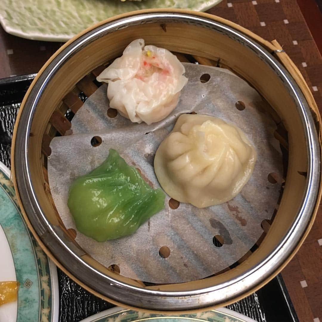 ebi mushiのインスタグラム：「Finally!! まさかの海老蒸し餃子発見@沖縄 (ただし緑) 。ホテルのバイキングにて。味はまああれです。」