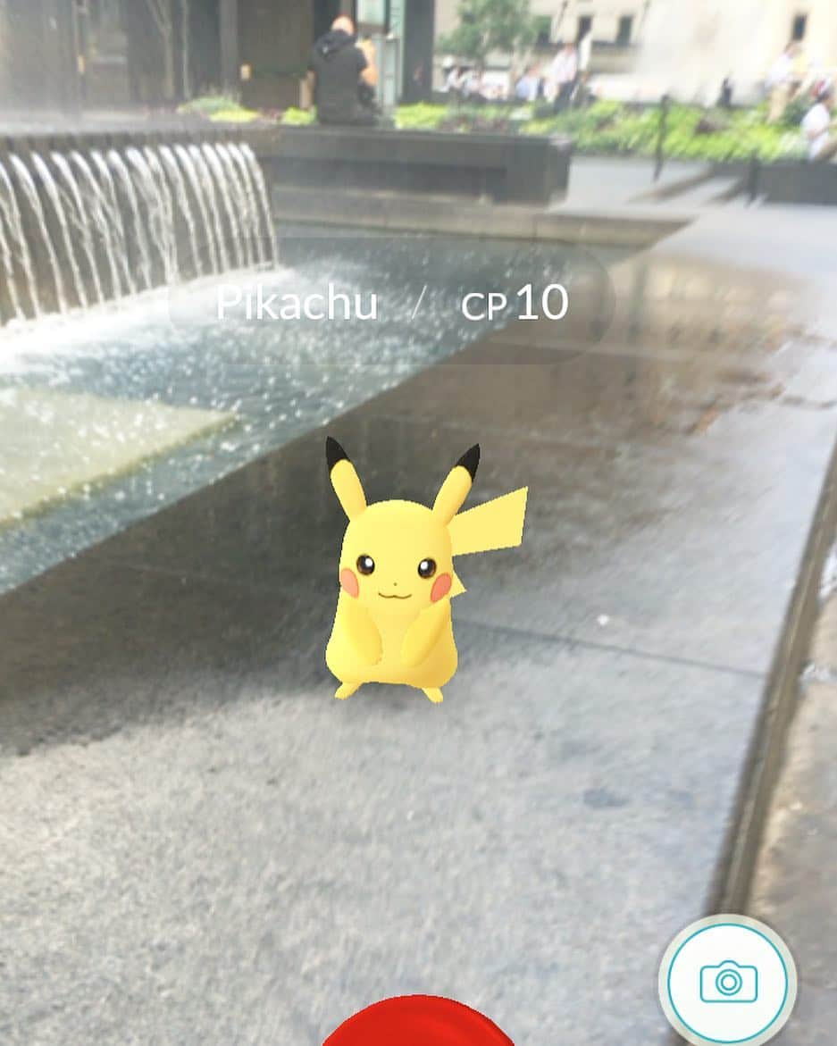 久保田智子のインスタグラム：「Found you!! #pikachu #newyork #pokemongo #ピカチュウ #ポケモンgo #pokemon #pokeball #ポケモン」