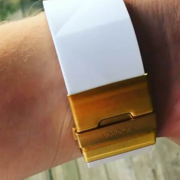 ヌーカのインスタグラム：「Great advice from @thenathanruff -  Wear @nooka_global #nooka #gold #white #summerstyle #whitegold #womw #AdviceOfTheDay #watchesofinstagram #YouAreWelcome #instavid #swag #glitter #zizm #prism #faceted」