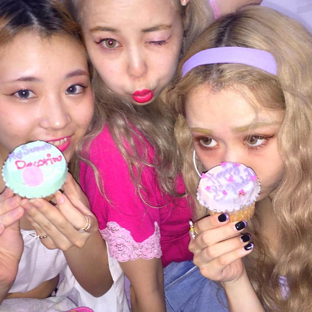 オクヒラテツコ（ぺこ）さんのインスタグラム写真 - (オクヒラテツコ（ぺこ）Instagram)「Thank you, girl friends!!😭💜xoxo #girls #thanks #love #girl #friend #girlsfriend #girls #cupcake」7月16日 18時15分 - pecotecooo