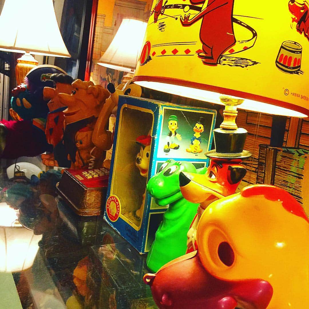大川知英のインスタグラム：「うふふ、takatsu baseに新しいtoysが来るかも😎 カミングトゥーン。。 🐔 #ビンテージ #toy #アメリカンコレクティブル #ハンナバーベラ #ディズニー #アンティーク」