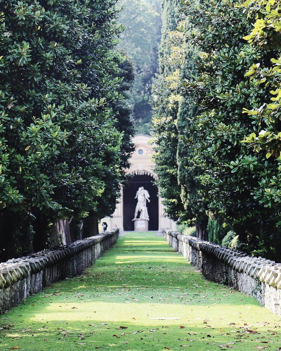 のインスタグラム：「Exclusive for guests.. #villadeste #cernobbio #shootingcolors #thebestdestinations #beautifuldestinations #wonderful_places #BestVacations #europe_vacations #TopEuropePhoto #living_europe #unlimited_europe #ig_worldclub #ig_europe #igworldclub #world_lenz #exploretocreate #livefolktakeover #uniteddivision #theIMAGED #justLiving2016 #loves_united_life #italy_vacations #ig_italia #through_italy #italiainunoscatto #italy_ig #liveloveitaly #tv_pointofview」