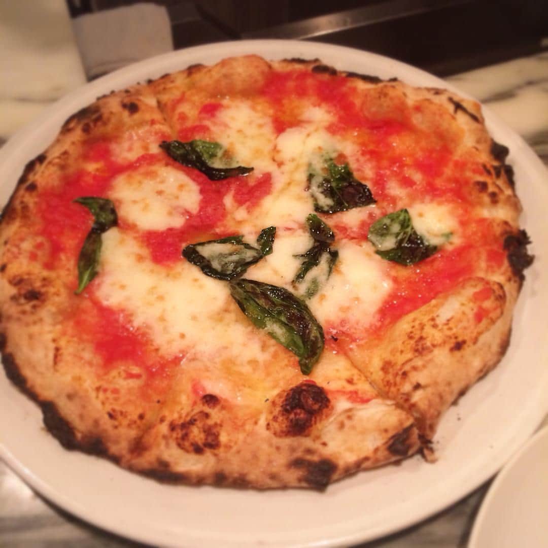 山中絢子のインスタグラム：「初めてのsavoyのピザ！🍕✨ 美味しくて感動した(´･_･`) もちもちー！✨😋 #pizza  #savoy #麻布十番 #マルゲリータ #summer #食いしん坊」