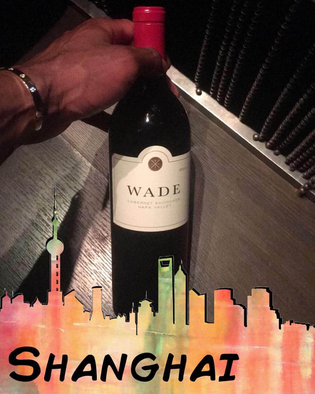 ドウェイン・ウェイドさんのインスタグラム写真 - (ドウェイン・ウェイドInstagram)「Don't mind if I do! Took my wine on the road for tonight's Wade wine tasting in Shanghai!  #shanghainights #wadewines」7月17日 22時39分 - dwyanewade