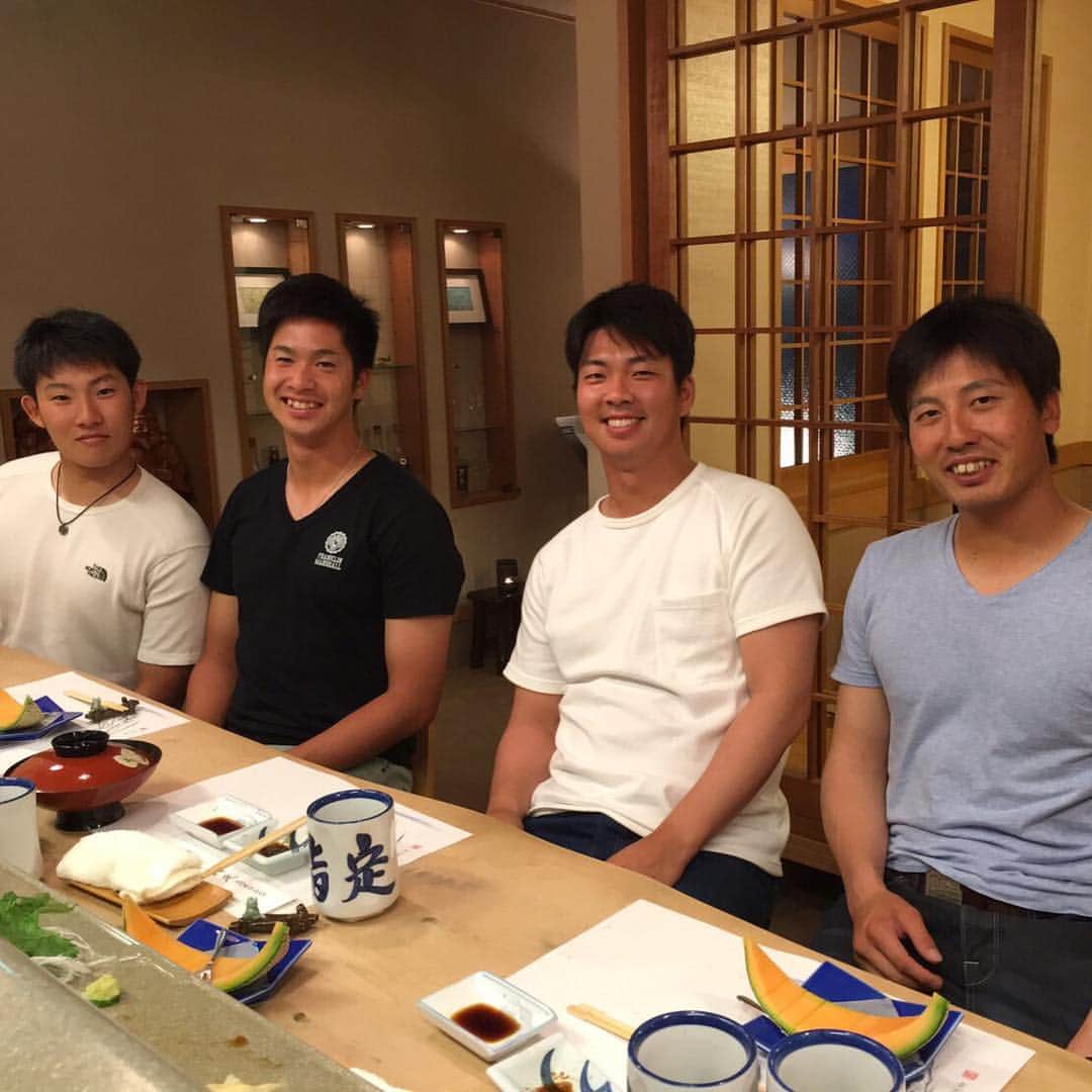 のインスタグラム：「十亀さんにご飯連れて行ってもらいました😊 今日は4人で寿司😋 美味しかった〜！ 本当は寿司がある時に撮ればよかったのですが😅 食後に一枚📷 十亀さんありがとうございました！  #十亀剣 #山口嵩之 #南川忠亮  #寿司」