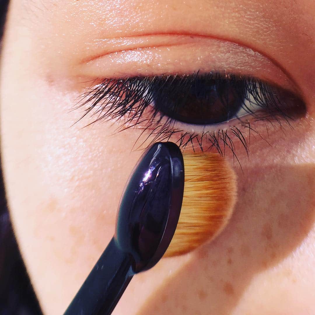 早坂香須子さんのインスタグラム写真 - (早坂香須子Instagram)「このMACの歯ブラシ型ブラシ、 コンシーラーやファンデーションを細かいところに塗るのに便利。  品切れ続出らしく、大きいサイズはショップで入荷待ちをしています。早く届かないかなぁ〜。 #MAC #メイクブラシ #コンシーラー #ファンデーション #makeup」6月24日 17時01分 - kazukovalentine