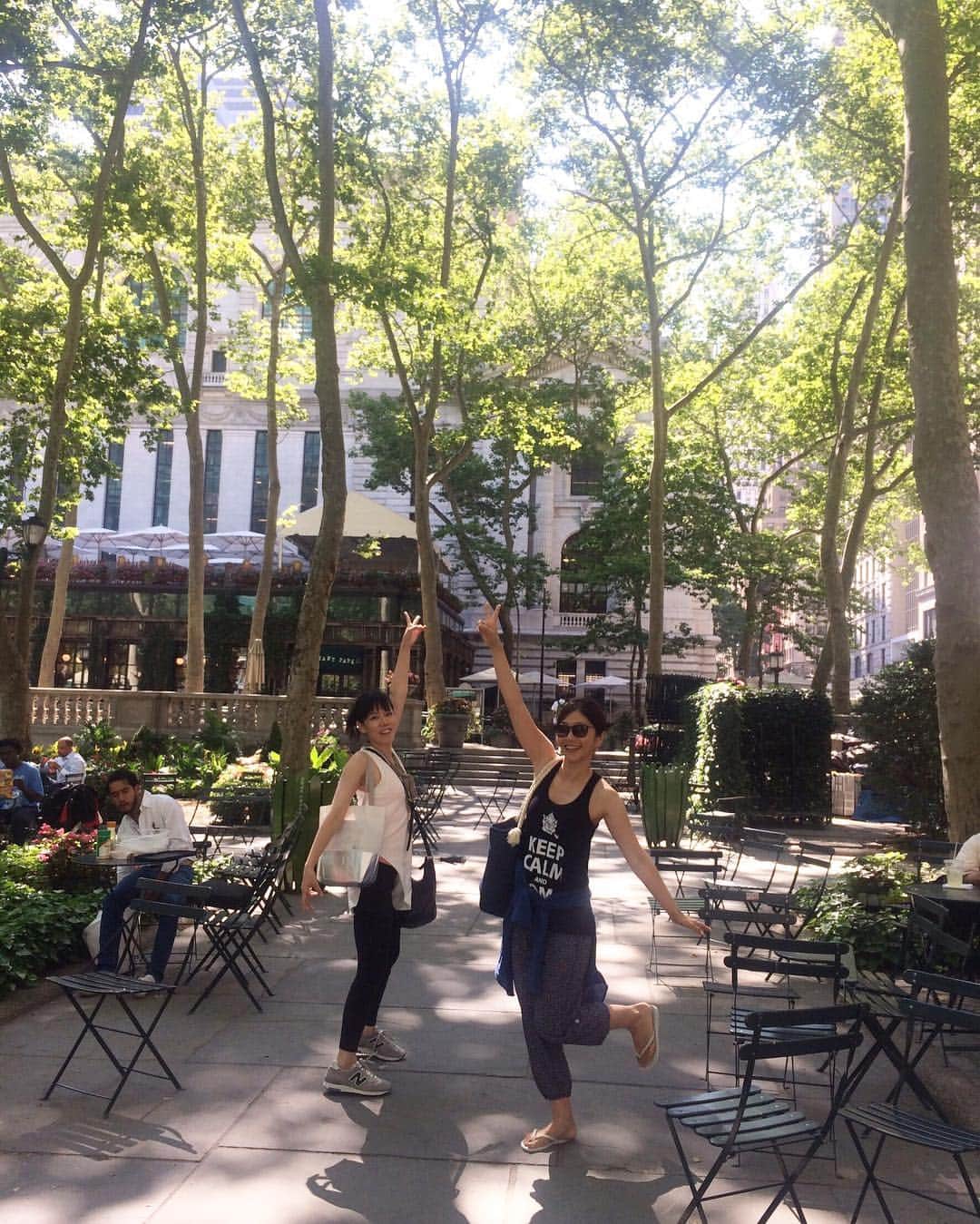 久保田智子のインスタグラム：「#bryantpark #yoggie #yogainnyc #newyork #ニューヨーク #ヨガ」
