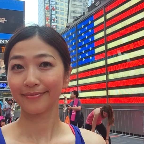久保田智子のインスタグラム：「#solsticetsq #timessquare #yoga #yoggie #yogainnyc #newyork #ヨガ #ニューヨーク #タイムズスクエア」