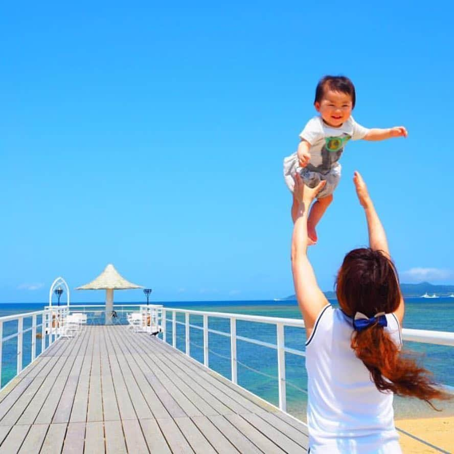 Gainerのインスタグラム：「📷 by @tk8p 「海が大好きな妻と、息子のビーチデビュー🐬⛱」 ・ 息子くんの笑顔と透き通る海がとても素敵です✨ 素敵なご投稿、ありがとうございました！ ・ #gainer_mag ・ #ootd_kob #リンクファッション #リンクコーデ #親子コーデ #親子リンク #パパ #パパと娘 #パパと息子」