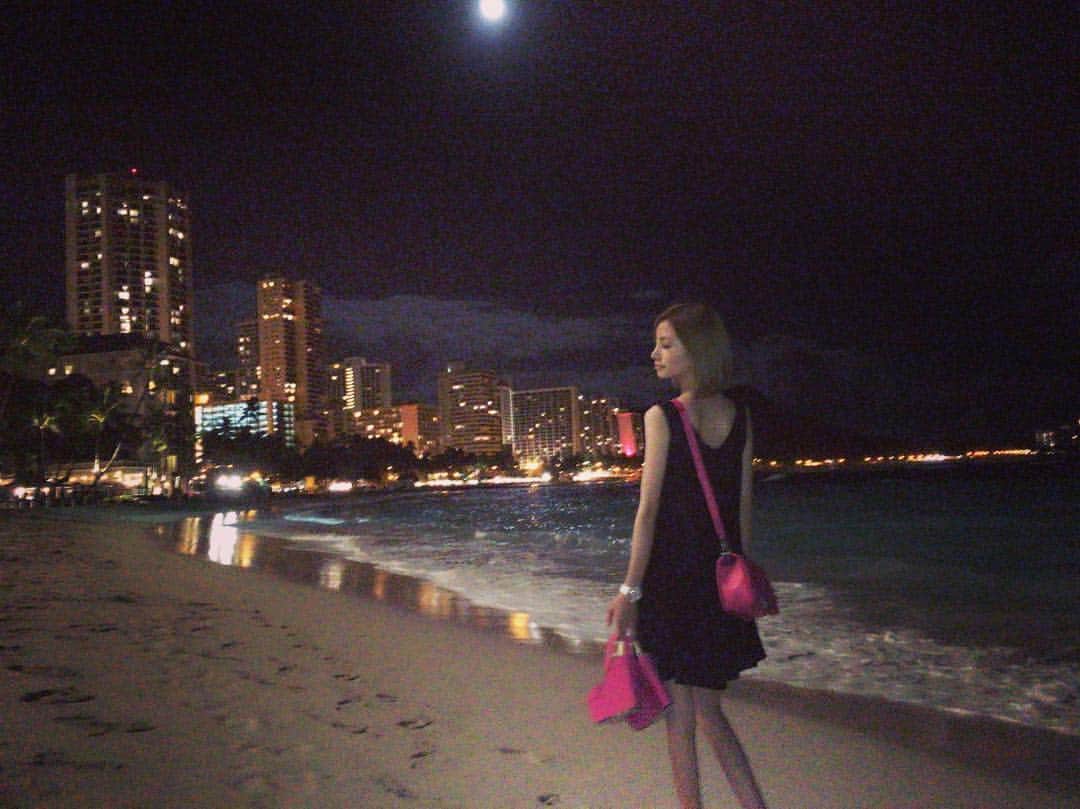 一条響さんのインスタグラム写真 - (一条響Instagram)「Hawaii楽しかったなぁ…💓💓💓 ， 夜の海もステキ🌙🐠🏝⭐︎ ， ， ただいまJAPAN！！ ， #Hawaii#ハワイ#Waikiki#ワイキキ#ビーチ#海#夜景#夜の海#ステキ#癒された#大好きな場所#一条響#pink」6月25日 2時04分 - ichijyo_hibiki