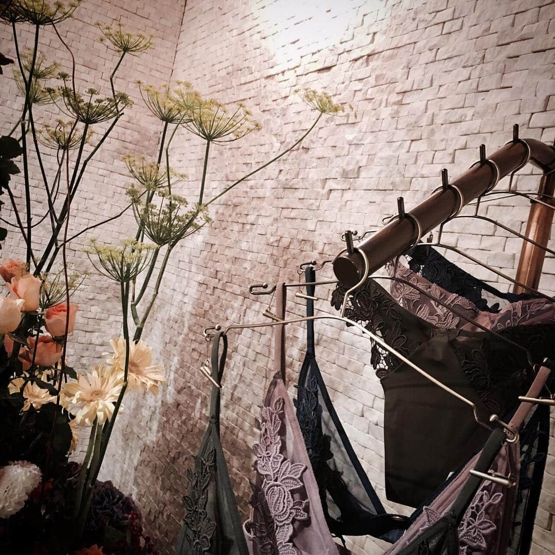 加織のインスタグラム：「#love #lingerie #salon #salonbypeachjohn #exhibition」