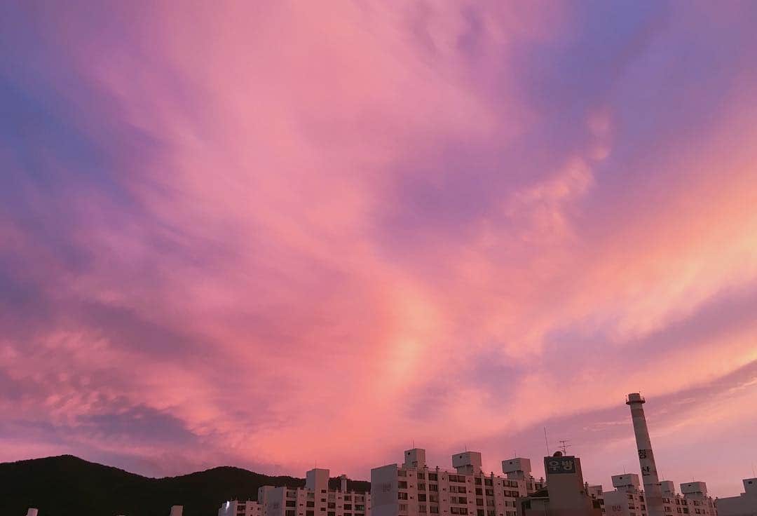 ジェウンさんのインスタグラム写真 - (ジェウンInstagram)「#하늘 멍하니 바라보게되는 핑크색 하늘 . 👧🏻 : 하늘 예뻐.. . . #비온뒤하늘#해질녘#노을#분홍분홍」6月24日 19時55分 - jaen_mom