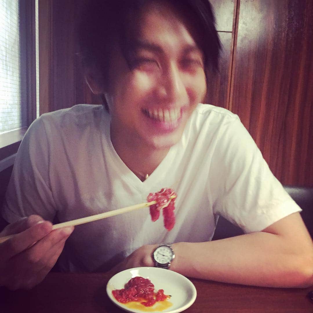 長田成哉のインスタグラム：「肉喰ってるわ。笑」