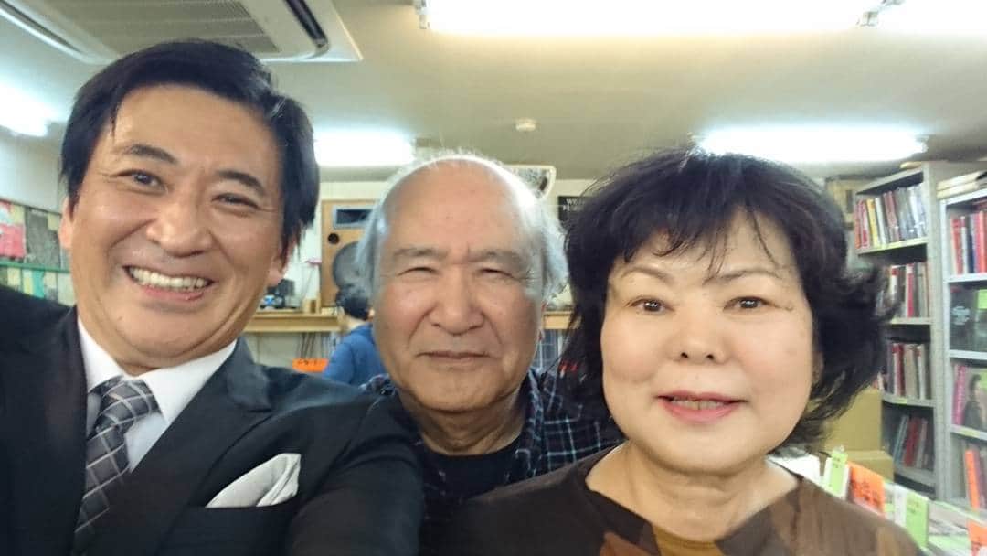 藤岡幸夫のインスタグラム：「僕の大好きなクラシックの中古LP＆CDの名曲堂阪急東通店の御主人と女将さん。昭和の香りのする暖かいお店…大阪クラシック界の名物夫婦…。在庫豊富でびっくりするくらい良心的な値段です！」