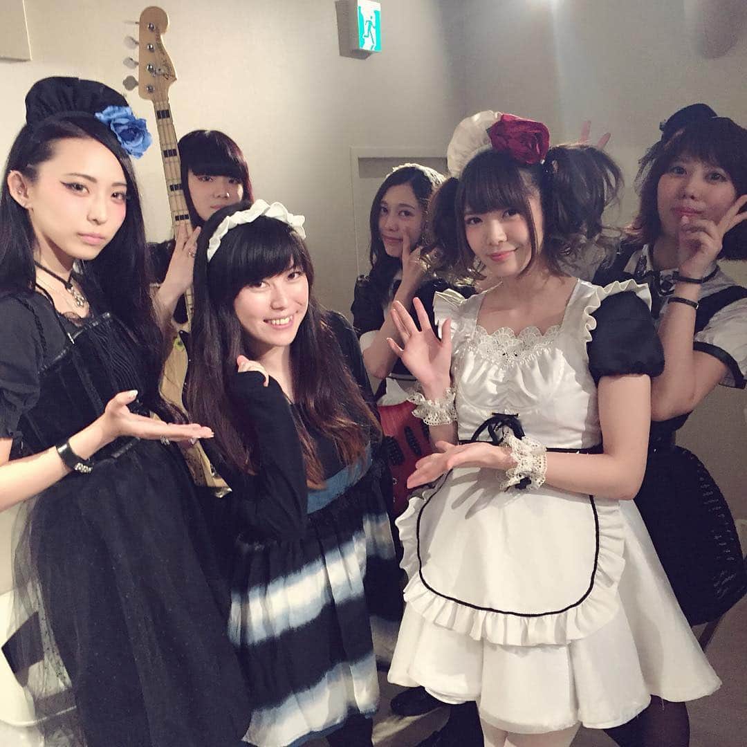 のインスタグラム：「BAND-MAIDのみんなと。 メイドカチューシャをお借りしてメイド仲間に入れてもらいました♡ #BANDMAID #UNLIMITS」