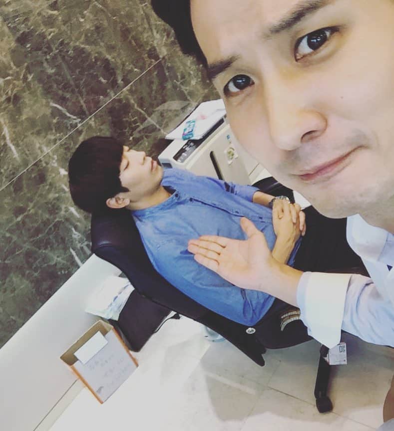 キム・ジソクのインスタグラム：「이맘때쯤 에릭형 좀비인건 안비밀😭죽지마요ㅠ 과연 도경이의 운명은?? 아 마지막회가 어떻게 될지 🐶❓🌞」