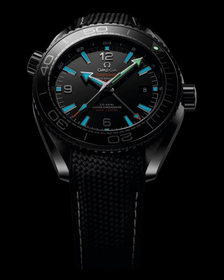 のインスタグラム：「#OMEGAPlanetOcean / #OMEGADeepBlack Even more beautiful when it’s dark. #omega #omegawatches #watch #watches #seamaster #planetocean #deepblack #deep #black #dark #light #masterchronometer #ceramic #blackceramic #superluminova #day #night #diverwatch #gmtwatch #design #innovation #technology #luxury」