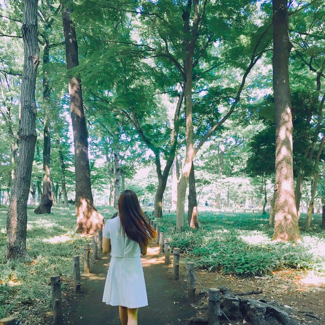 にわみきほさんのインスタグラム写真 - (にわみきほInstagram)「今日は森で撮影🌳 晴れました💕 #パンフレット撮影 #八月の森へ行こう #はれおんな」6月26日 16時26分 - mikiho_niwa