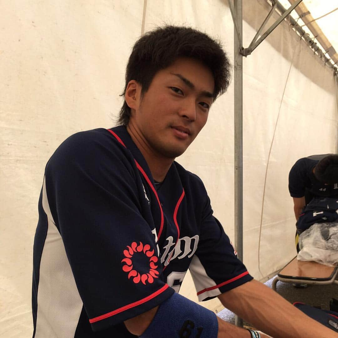 藤澤亨明のインスタグラム：「試合前の田代😁 今日も頑張ります！！ 後ろでは外崎が準備中。  #田代将太郎  #外崎修汰  #試合 #船橋市民球場」