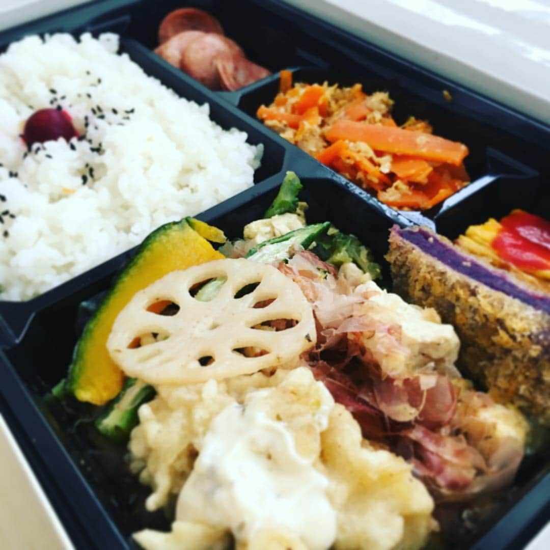 高岡早紀 さんのインスタグラム写真 - (高岡早紀 Instagram)「お昼は沖縄弁当。 この季節、ゴーヤチャンプルーは嬉しいな。。」6月26日 13時39分 - saki_takaoka