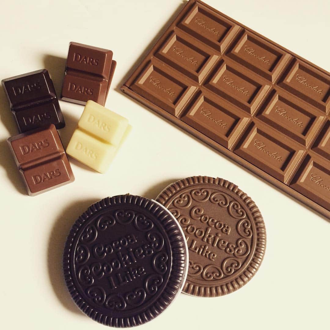 Charmのインスタグラム：「❇︎ 【販売中の商品！】 チョコレート&クッキー特集♡♡ 本物そっくりなキューーートな小物です( ^ω^ )  送料一律350円（※沖縄、離島は除く） 4000円以上のご購入で送料無料となります。 注意事項等サイトに記載がございます。 必ず読んでから、ご注文ください。 その他、質問等はこちらでも受付けます◡̈⃝︎ #雑貨 #雑貨屋 #小物 #セレクトショップ #ハンドメイド #おしゃれ #オシャレ #お洒落 #オシャレ雑貨 #アクセサリー #ネットショップ #チョコレート #お菓子風 #フェイクスイーツ #デコスイーツ」