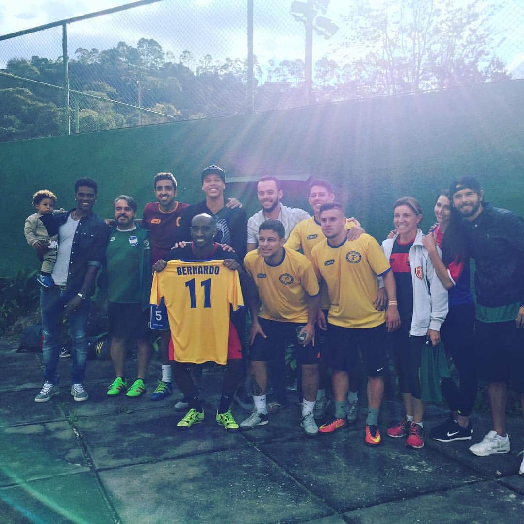のインスタグラム：「Pra mim foi uma honra participar dessa linda homenagem ao nosso amigo irmão q hj está perto de Deus. Saudades Beco😇! Vc vive em nós! Estamos juntos família Salim Ribeiro.🙏🏾🙌🏾 Für mich war eine Ehre in dieses Spiel für unseren Freund, der heute im Himmel ist, teilzunehmen. Ich vermisse dich, Beco😇! Du lebst in uns. Wir sind immer zusammen, Familie Salim. 🙏🏾🙌🏾」