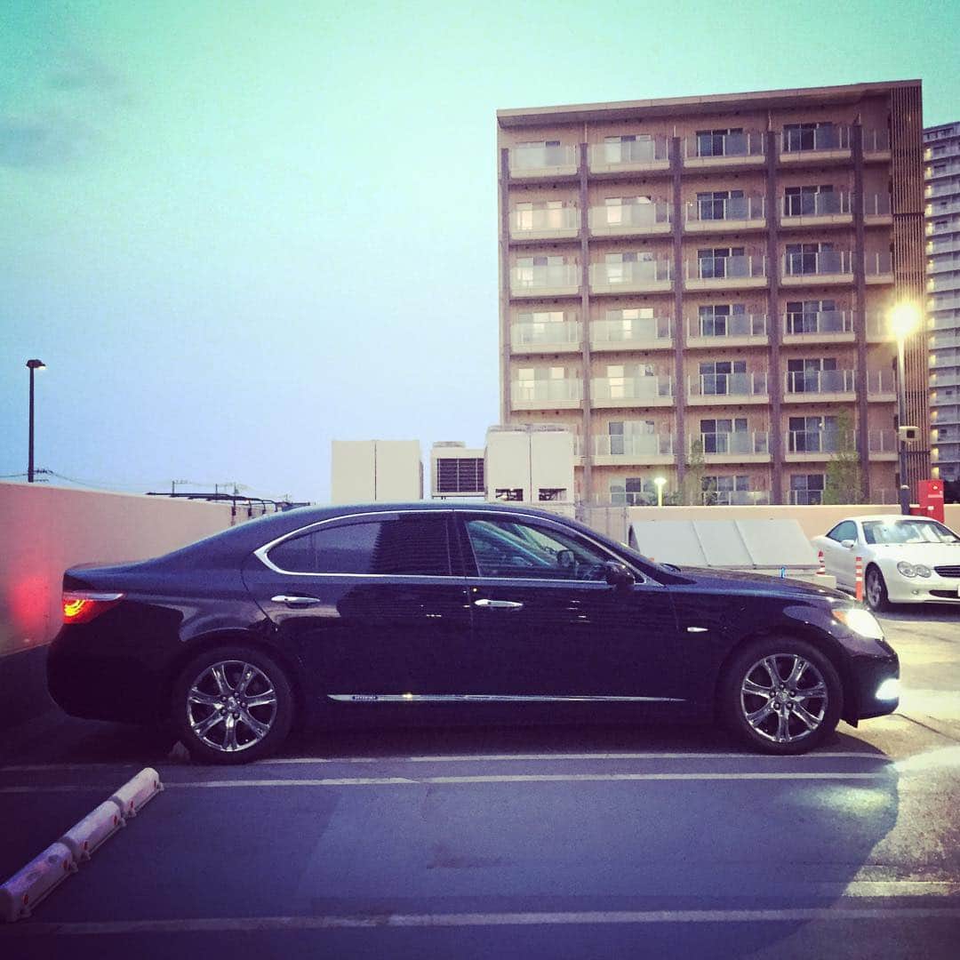 DJ PMXさんのインスタグラム写真 - (DJ PMXInstagram)「自宅に到着 代車のLS500hL 運転しやすい  #横浜 #LOCOHAMA #locohamacruising #代車 #レンタカー #lexus #ls500hl #湾岸ライフ」6月26日 19時26分 - djpmx_locohama