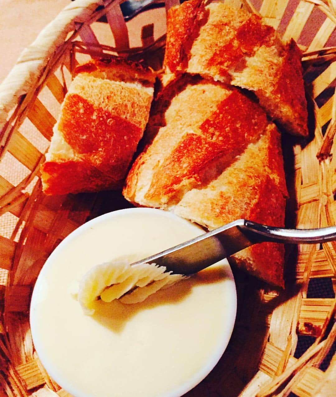 美川憲二さんのインスタグラム写真 - (美川憲二Instagram)「日本一美味しいバターだよ〜😍🍴💕💕💕💕💕💕💕💕💕💕💕💕💕💕💕 西新宿フレンチレストラン 「ル・クープシュー」さんのバゲットにつける ホイップバターが 香り豊かで 最高に美味しいの〜😁👍👍👍 #ルクープシュー  #フレンチレストラン  #西新宿  #ホイップバター  #日本一  #美味しい」6月26日 20時27分 - mikawakenji