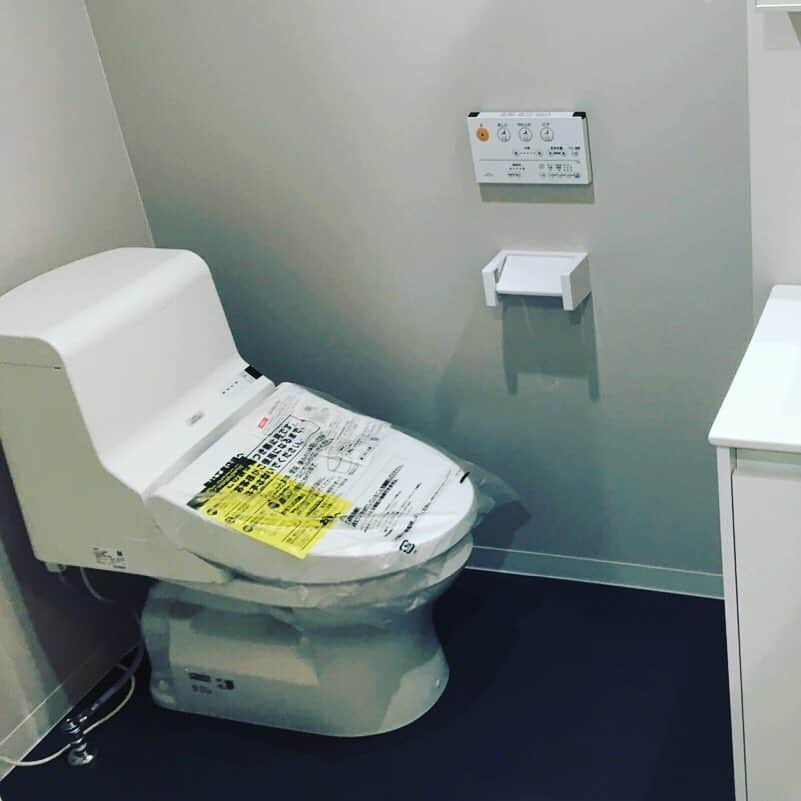 村川杏寿さんのインスタグラム写真 - (村川杏寿Instagram)「お久しぶりです\( ¨̮ )/！！ 今日は新品のトイレを、、！ バイト先の先輩が引越しをしたらしくって写真を送ってくれました(｀・ｖ・´) 新品ええな\( ¨̮ )/ . #toilet#トイレ#いいねしてね #フォローしてね#久々#写真#photo #新品#new」6月26日 22時51分 - e_toilet_m