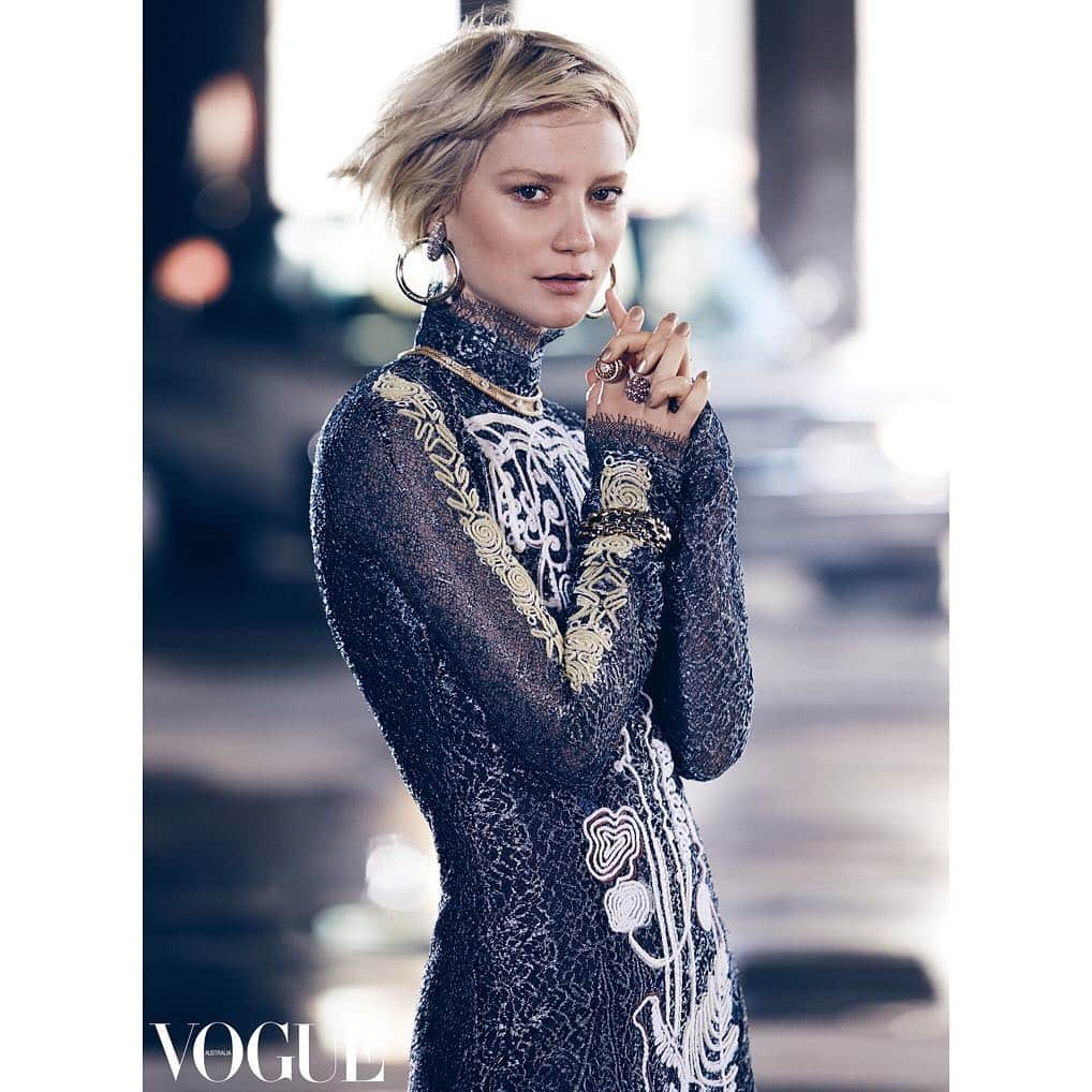 ミア・ワシコウスカのインスタグラム：「Mia on Vogue Australia #vogue #vogueaustralia #miawasikowska」