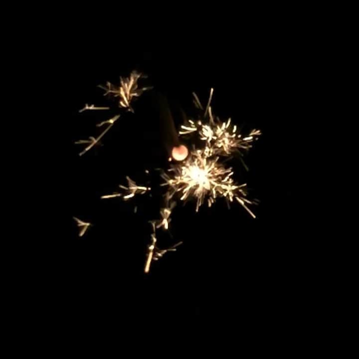 のインスタグラム：「🎇 線香花火 is like a 人生  最後の「可愛いー！あっ！」 #summeriscoming #lifeisshort #withbb」